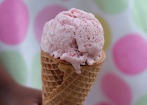 Strawberry Ice Cream (Eggless)